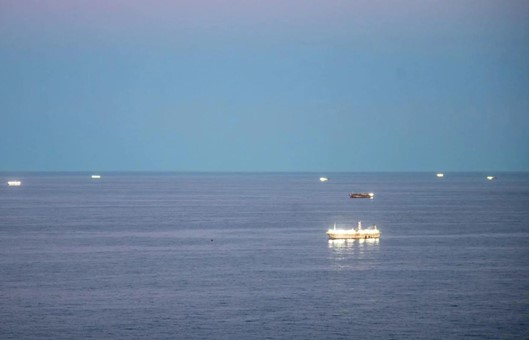 Por qué la Armada Argentina se está desplegando para vigilar cientos de barcos pesqueros chinos frente a su costa