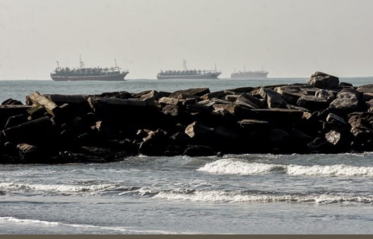 Decenas de buques poteros aguardan frente a la costa para descargar calamar