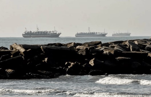 Mar del Plata: Flota de poteros esperan en rada para descargar tras el fin de la zafra de calamar