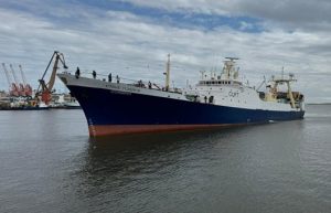 Detectan barco portugués haciendo pesca ilegal frente a Cabo Dos Bahías