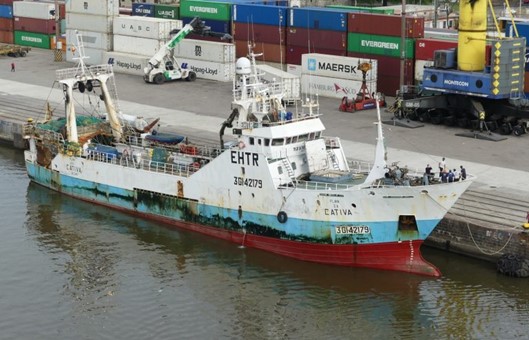 En un territorio sin ley: Se tocaron dos pesqueros españoles, uno debió ingresar a Montevideo