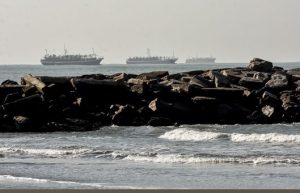 Decenas de buques poteros aguardan frente a la costa para descargar calamar