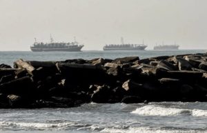 Mar del Plata: Flota de poteros esperan en rada para descargar tras el fin de la zafra de calamar