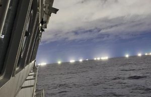 La abundancia de calamar atrae a la flota china de aguas distantes, que opera al acecho en la “Milla 201″